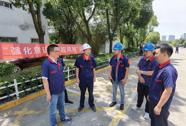 公司党委书记走访慰问一线职工 公司党委书记走访慰问一线职工